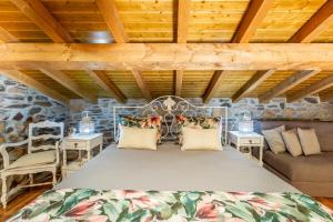 a bedroom with a bed in a room at Casa do Feitor - Douro - Quinta da Cabrida in Sendim