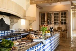 a kitchen with blue and white tiled counter tops at Château Gautoul in Puy-lʼÉvêque