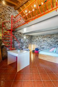 Casa do Feitor - Douro - Quinta da Cabrida في Sendim: غرفة نوم مع دور علوي مع سرير ودرج