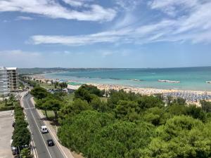 uma vista para a praia e para o oceano com carros em MARE E BICI em Marina di Montenero