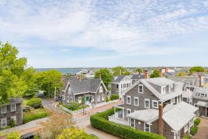una vista aérea de un barrio residencial con casas en Nantucket Resort Collection, en Nantucket
