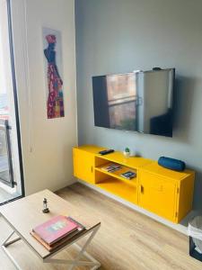 TV in/ali zabaviščno središče v nastanitvi Loft en Chapinero con todo lo que necesitas !