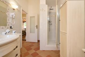 La salle de bains est pourvue d'une douche et d'un lavabo. dans l'établissement La Casa di Lisa, à San Vincenzo