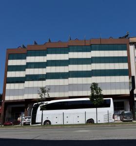 un autobús estacionado frente a un edificio en Sunflower Otel en Trabzon
