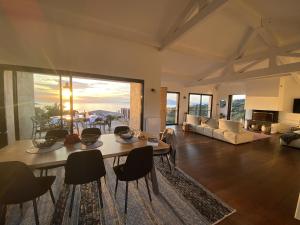 Posezení v ubytování Magnifique villa vue mer avec piscine + 35 fotografií