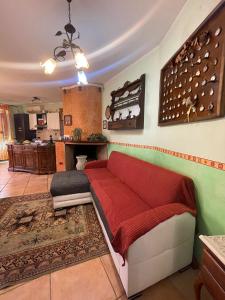 un soggiorno con divano e una cucina di Casa Ortu a Milis