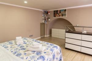 a bedroom with a bed and a dresser with towels on it at Poseidon's Creek - Luxury Apartment in Naples