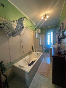 bagno con vasca in camera di Casa Ortu a Milis
