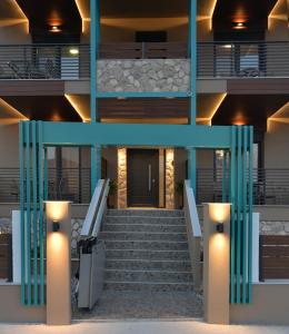 una escalera que conduce a un edificio con luces en Niel Holiday Apartments, Panel Hospitality Homes & Villas en Leptokarya