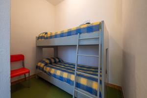 Letto o letti a castello in una camera di Hotel Mira