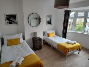 Postel nebo postele na pokoji v ubytování Wavertree Drive 3 bed contractor home in Leicester