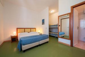 1 dormitorio con 1 cama grande y espejo en Hotel Mira, en Peschici