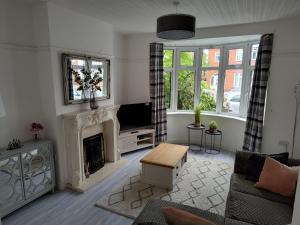 uma sala de estar com lareira e televisão em Wavertree Drive 3 bed contractor home in Leicester em Leicester