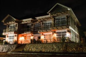 una casa grande por la noche con luces en Jet Villas Entebbe ( JVE ) en Entebbe
