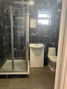 Ванна кімната в Remarkable 2-Bed Apartment in Ilford London
