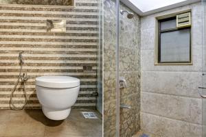 Koupelna v ubytování Super Townhouse OAK Regal Inn Near Sant Tukaram Nagar Metro Station