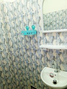 a bathroom with a sink and a mirror at RÉSIDENCENGUARY in Dakar