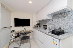 Kuchyň nebo kuchyňský kout v ubytování Studio Flat 10 min to Mermerli Beach in Antalya