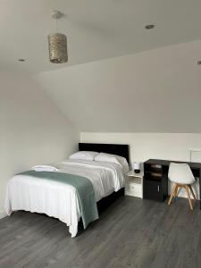 Tempat tidur dalam kamar di Remarkable 1-Bed Studio Apartment in Redbridge