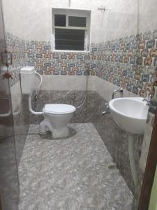 een badkamer met een toilet en een wastafel bij St Xavier always in Chennai