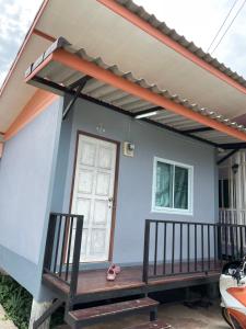 a small house with a porch at หอพักสุพลเพลส Supol Place in Ban Bo