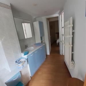 a small bathroom with a sink and a mirror at Maison dans un village du Var avec jardin in Seillans