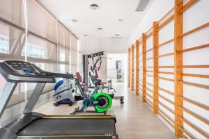 - une salle de sport avec un tapis de course et un vélo d'appartement dans l'établissement Casa Claire, à La Cala de Finestra