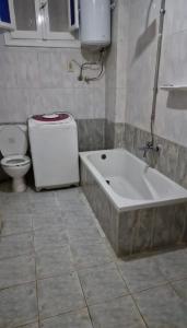 a bathroom with a toilet and a bath tub at فيلا 110 قريه سلاح المهندسين in Alexandria