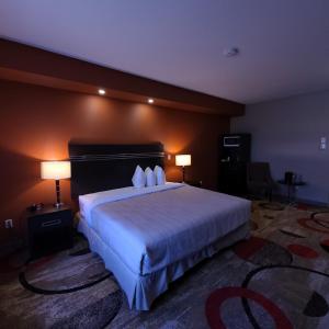 מיטה או מיטות בחדר ב-Wabasca Inn