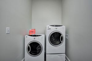 dos lavadoras sentadas una al lado de la otra en una habitación en 317 House Of Music - Fountain Square, en Indianápolis