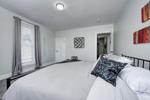 1 dormitorio con cama blanca y almohada en 317 House Of Music - Fountain Square, en Indianápolis
