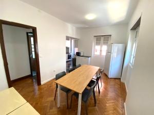 波尔图BREINER 54的配有桌椅和冰箱的厨房 更多20张照片