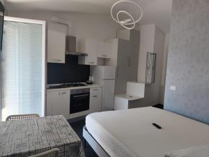 una pequeña cocina con una mesa y una cama en una habitación en Studio Flat Verona 1, en Verona