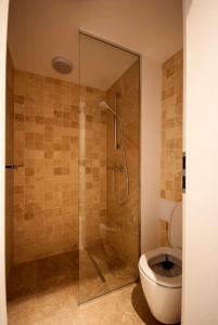 bagno con doccia e servizi igienici. di Retro MidTown Apartment a Bucarest