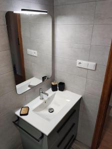 bagno con lavandino e specchio di Apartamento Real 17, Cádiar a Cádiar
