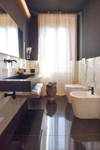 La salle de bains est pourvue d'un lavabo et de toilettes. dans l'établissement Nuova Cafe' Suite, à Salice Terme