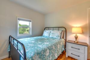 Schlafzimmer mit einem Bett und einem Fenster in der Unterkunft Countryside Hideaway in Greeneville with Fire Pit! in Greeneville