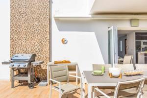 een keuken met een tafel en stoelen en een fornuis bij Villa Las Mimosas 20 in Atamaría