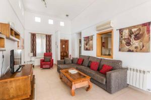 sala de estar con sofá y mesa en Villa Haya 8, en Torre-Pacheco