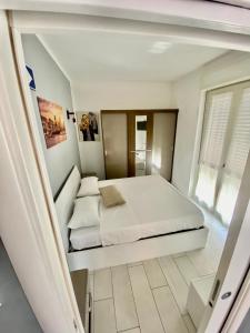 een kleine slaapkamer met een bed en een raam bij Rooftop big Terrace fiera MIlano/Portello in Milaan