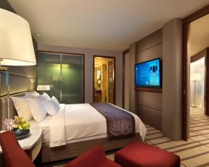 Ein Bett oder Betten in einem Zimmer der Unterkunft One World Hotel