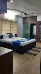 a large bed in a bedroom with a ceiling at Hitech Shilparamam Guest House in Hyderabad