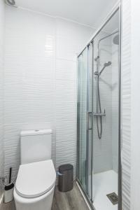 un bagno con wc e doccia in vetro di Casa do Barqueiro - Porto a Porto