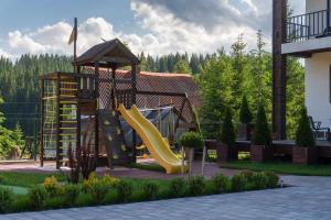 un parque infantil con tobogán y estructura de juegos en Chillax en Bukovel