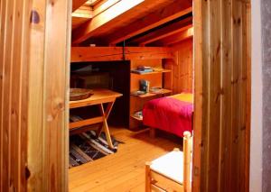 a room with a bed and a desk in a cabin at * Chalet inside the nature* [12 guests + WI-FI] in Siror