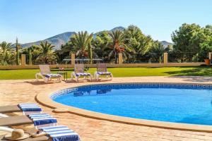 a swimming pool with lounge chairs and a table with a table at Villa Tinamar 29 in Cartagena