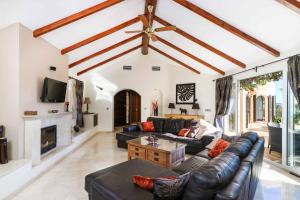 a living room with a couch and a fireplace at Villa Tinamar 29 in Cartagena