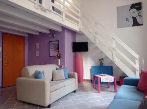 シラクーサにあるCasa Azzurraのリビングルーム(ソファ、階段付)
