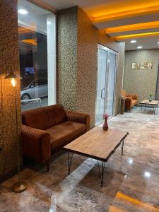 uma sala de estar com um sofá e uma mesa de centro em FLORYA EXPRESS OTEL em Istambul