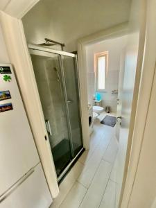 een badkamer met een glazen douche en een toilet bij Rooftop big Terrace fiera MIlano/Portello in Milaan